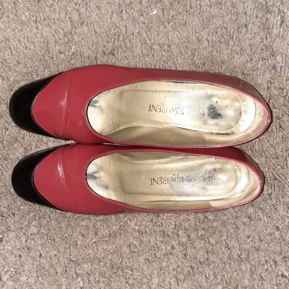 YVES SAINT LAURENT-Red Patent Leather Black Cap - Picture 6 of 7